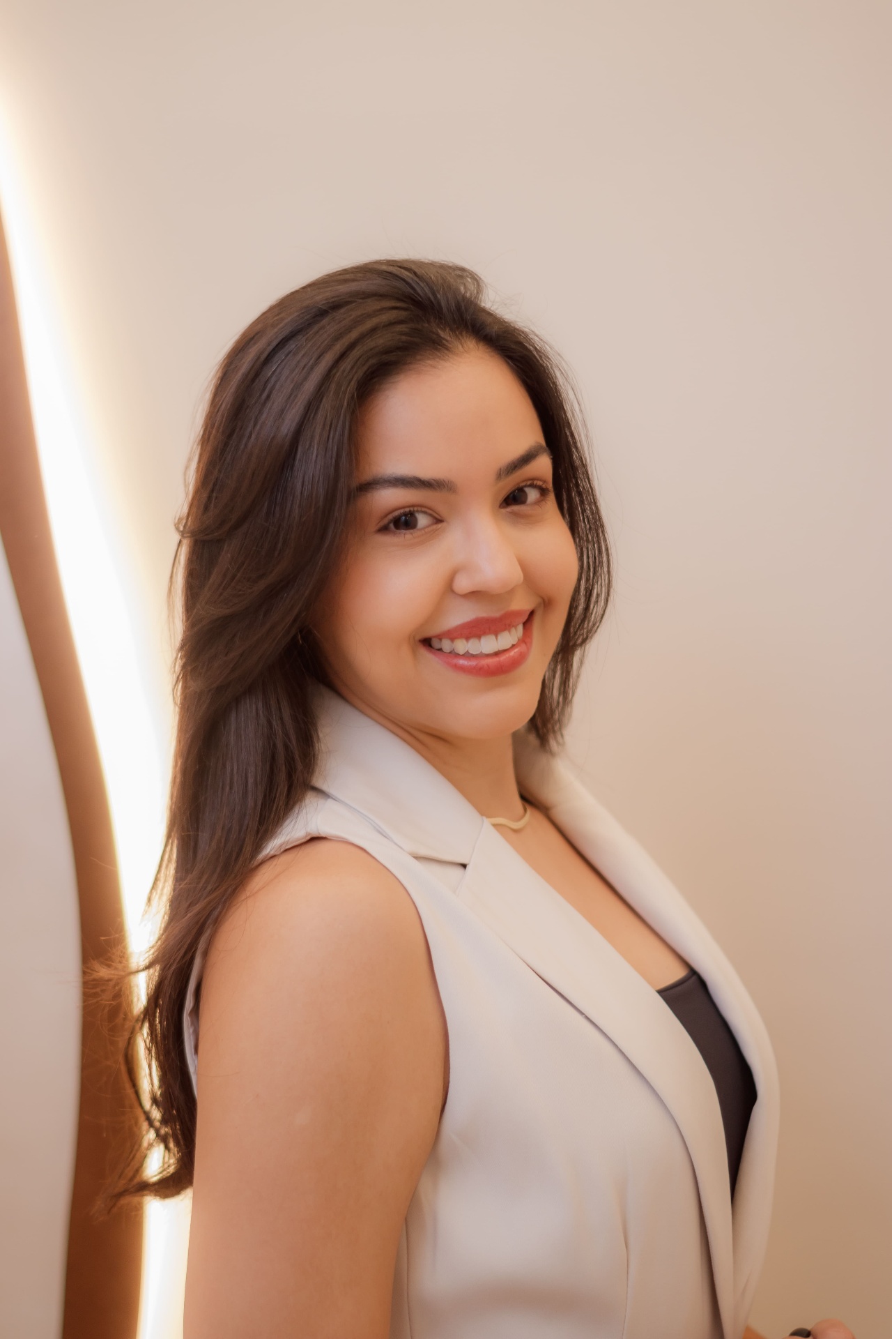 Dra. Erika Castro, biomédica esteta em BH, com sorriso natural